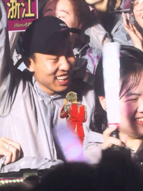 徐志胜携女友看汪苏泷演唱会，后台合影离场摸头杀