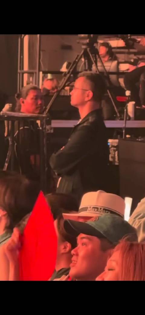 孙燕姿演唱会老公纳迪姆清爽亮相颜值获赞