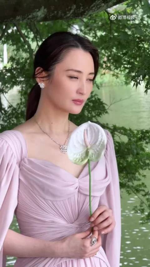 蒋勤勤庐山大片曝光，藕粉长裙如琴湖畔展古典美