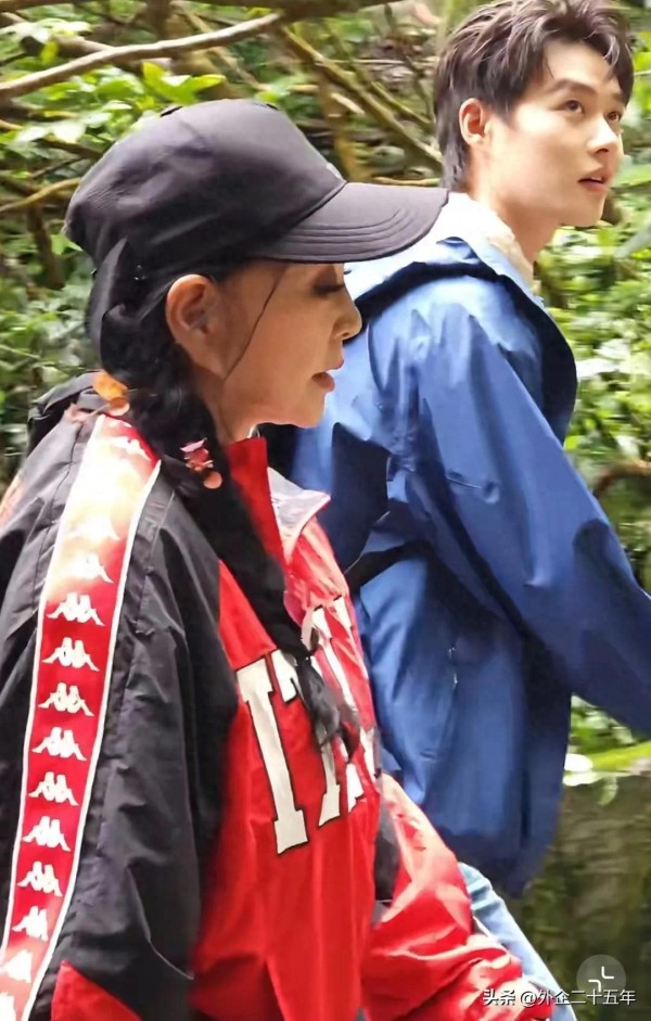 黔灵山雨中偶遇刘晓庆70岁爬楼梯没人扶红衣杀疯全场