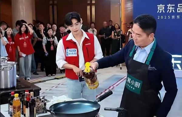 刘强东直播炒菜，称“像贾国龙第一次炒菜一样紧张，像罗永浩第一次说脱口秀一样紧张”