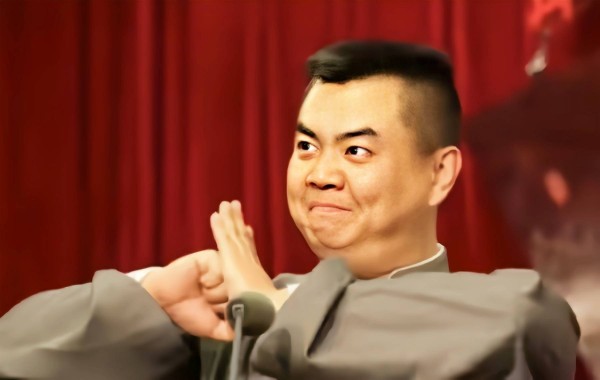 网传相声演员张伯鑫老师王府井高兴社亏损，网友建议增加澡堂业务