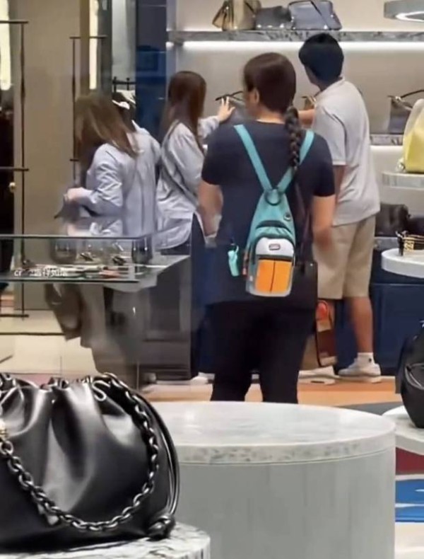 李嘉欣儿子身材好高大。