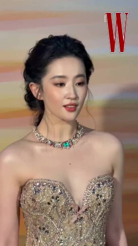 见过她的人,说她比镜头中更美