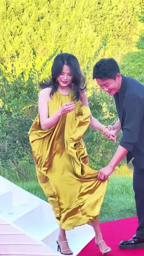 夫妇恩爱同框 佟大为贴心搀扶老婆下台阶并且整理裙摆好甜蜜