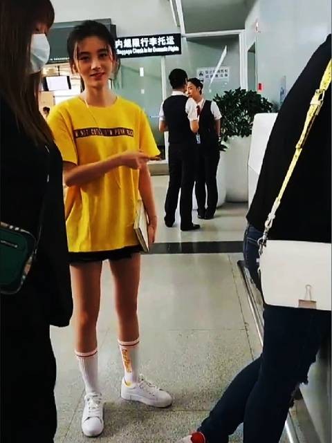 鞠婧祎机场穿黄T恤短裤长袜显活力，粉丝土味情话反撩害羞