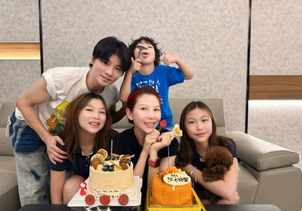 蔡少芬生日幸福满溢！张晋晒全家福甜蜜庆生，夫妻恩爱搞怪乐翻天。