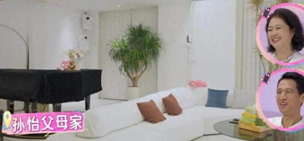 孙怡带8岁女儿去小店做美甲，还要AA制，8岁女儿自称烤指甲很疼