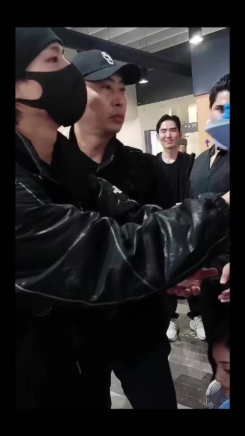 不收礼物的朴宝剑收到粉丝花束后的处理方式