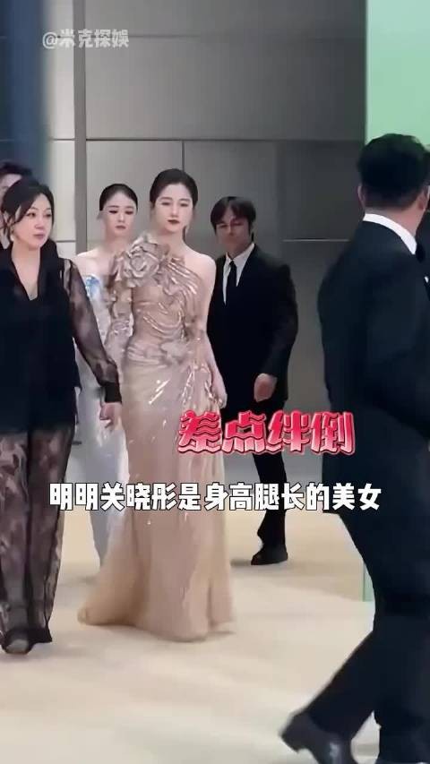 关晓彤走红毯无人搀扶，背后大佬身份引猜测