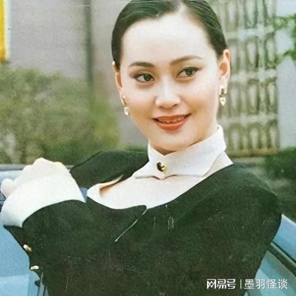 抛弃重病丈夫，甩掉著名导演，55岁再嫁比利时豪门的她如今怎样了