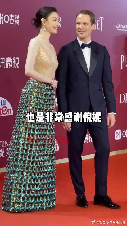 倪妮现场给老外讲解看镜头