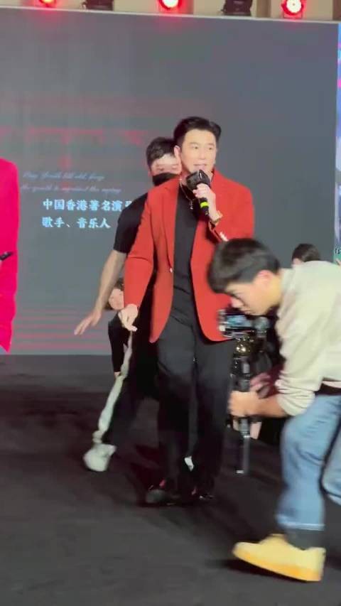 温兆伦61岁定居北京，10岁女儿颜值惊艳