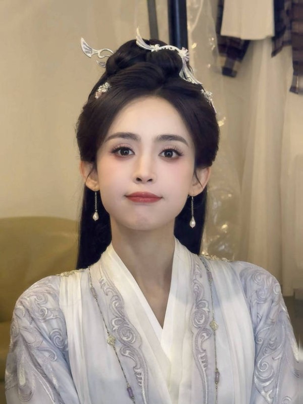 娜扎微微嘟嘴卖萌，皮肤嫩得仿佛能掐出水儿来。