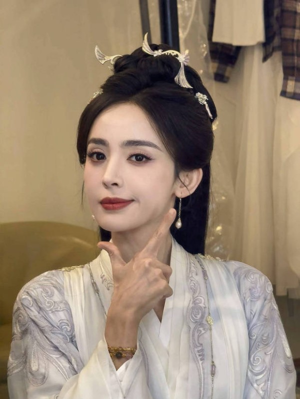娜扎俏皮又灵动，魅力十足。