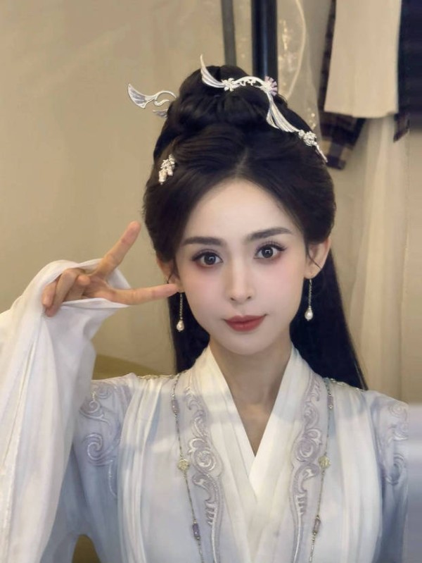 娜扎开心比剪刀手，五官精致又漂亮。