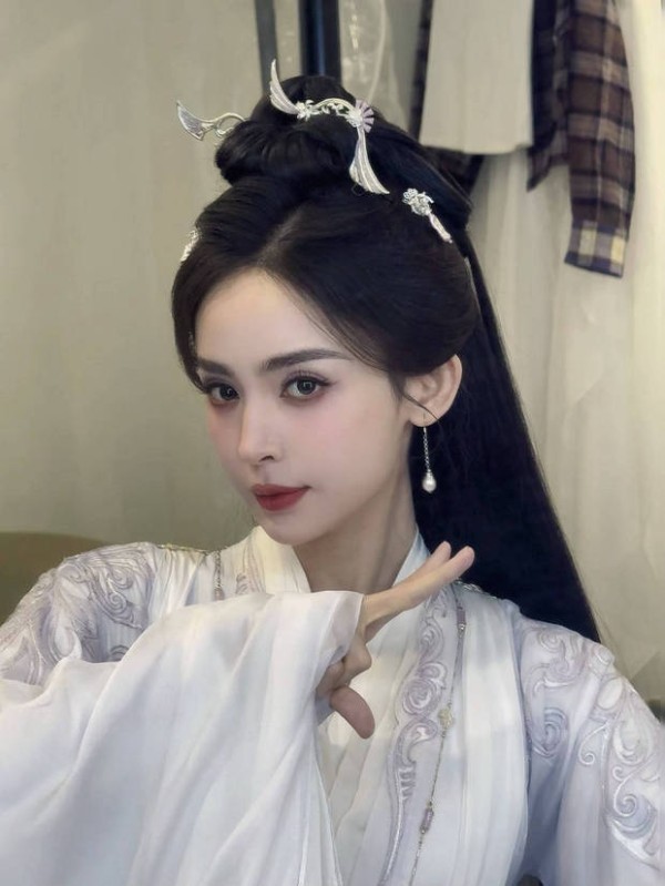 娜扎秒变古风少女，状态在线。