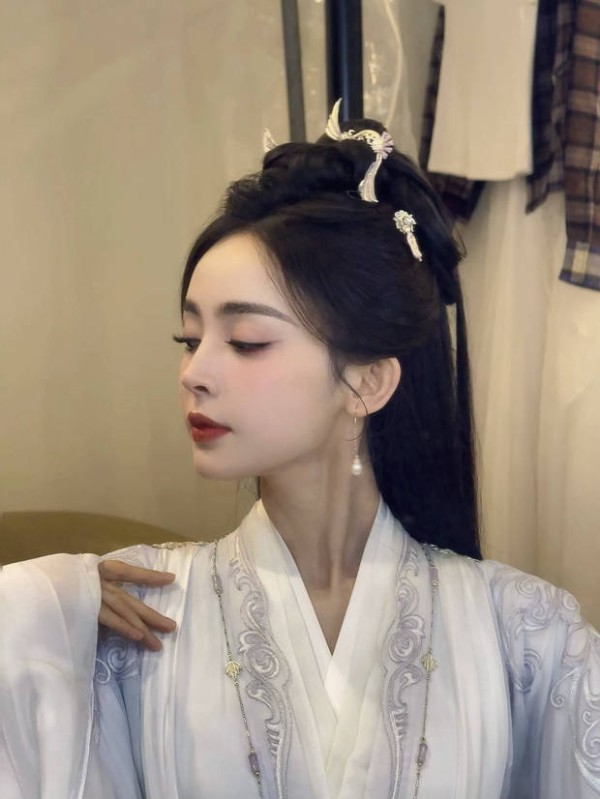 娜扎侧颜精致，睫毛又长又翘。