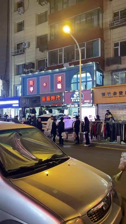 真热闹啊…前两天有个大姐让人拷上带走了，这又一脚油门开店里去了