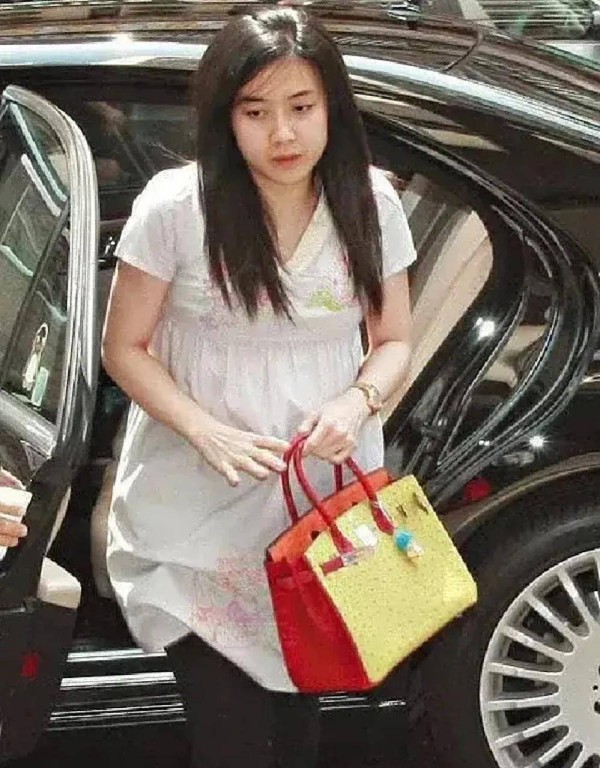甘比现身拍卖会，一身潮服艳压郑裕玲，被指接棒大刘搞艺术品投资