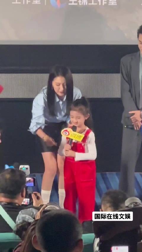 热依扎被小演员的话感动了