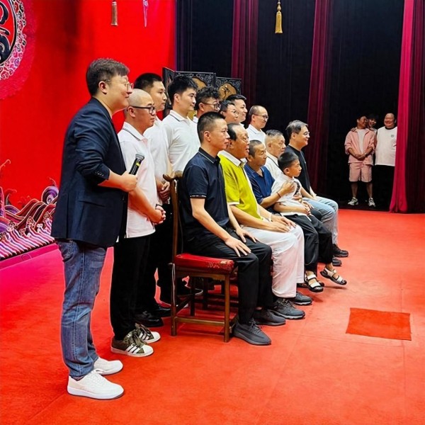 恭喜！嫁女，收徒喜事接连，德云社刘春山深夜晒照，得到网友祝福
