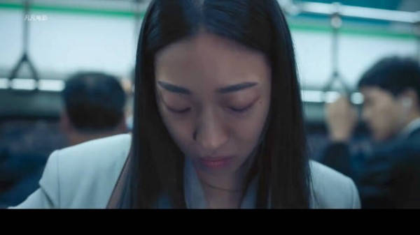 网上百万粉丝追捧的女主播，现实竟是个长相平平的普通人！