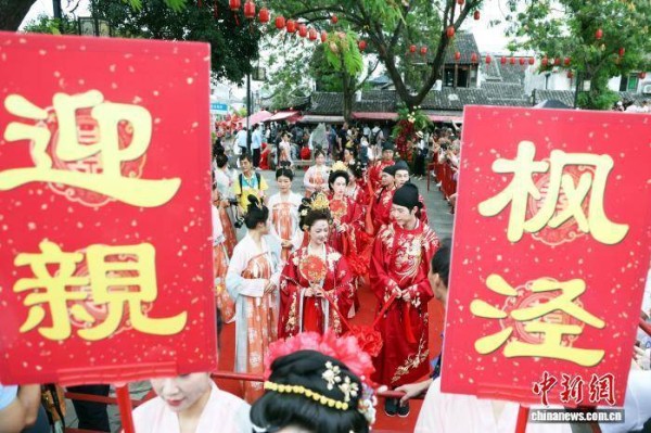 上海枫泾水乡婚典浪漫启幕 20对新人沉浸式感受唐制婚俗礼仪