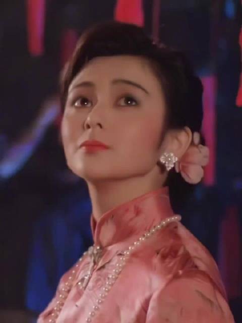 25岁的关之琳,相较于90年代的艳光,更多了几分娇媚