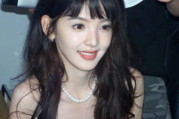 章若楠蓝色抹胸造型甜度满分！珍珠项链点缀尽显灵动少女感