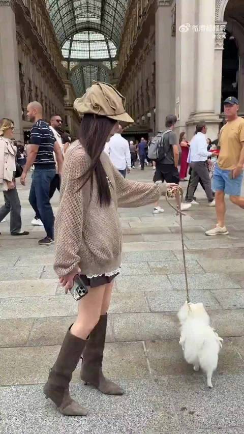 李现素颜避镜头让拍李一桐，两人米兰偶遇
