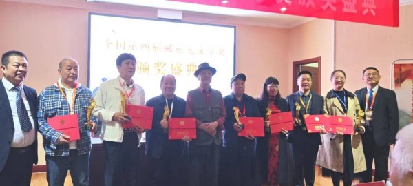 81岁柘城老医生火了！手术刀救人数十年，拿笔又斩获国家级文学奖，人生比小说还传奇