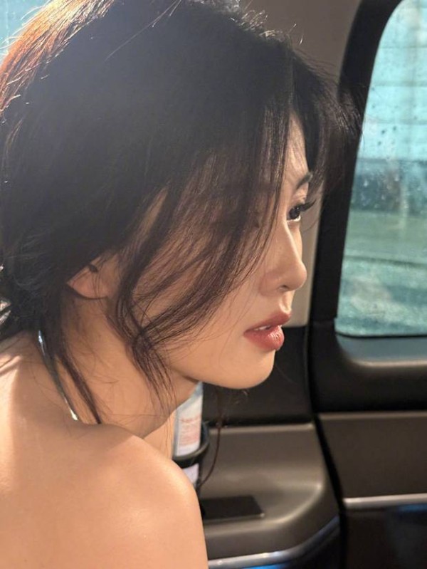 白鹿侧颜精致，红唇吸睛。