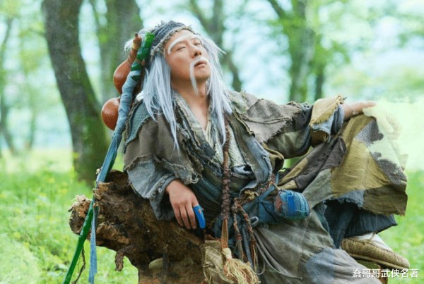 射雕五绝强于天龙四绝？金庸没明说，两代丐帮帮主一出招便有答案