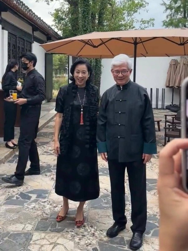 67岁朱玲玲举办摄影展，丈夫罗康瑞现身支持，在台下望妻尽显爱意