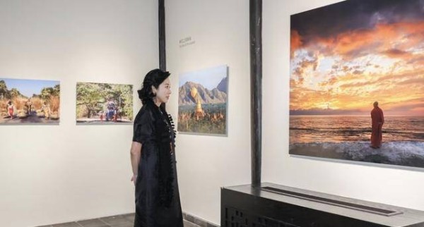 67岁朱玲玲上海办展，霍启山现身助阵，最美港姐风采依旧