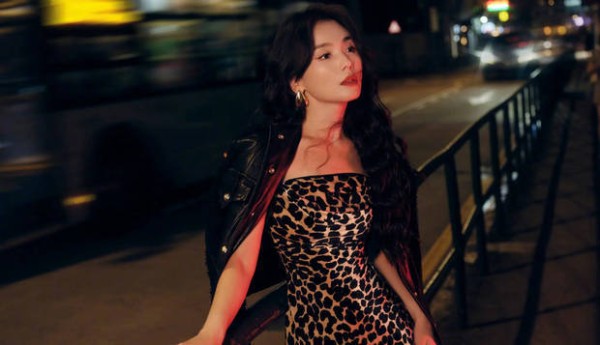 刘涛秒变氛围感女神。