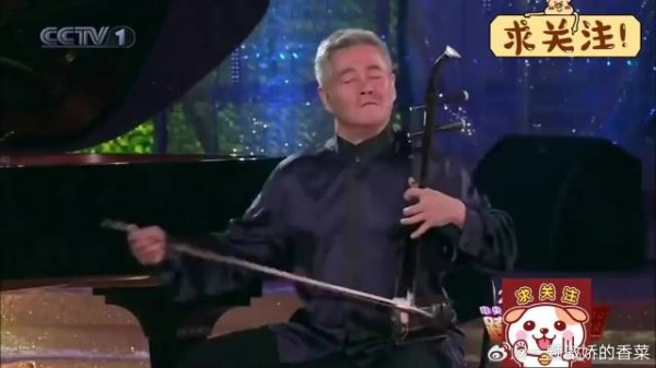 赵本山冯巩二胡比拼，同是老艺术家抬手尽显实力，差距一目了然！