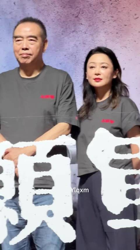 陈凯歌一家活动同框，73岁走路踉跄已不太利索，陈红也老了但很美！