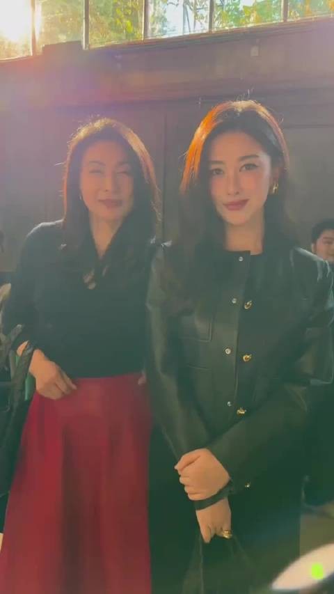 郭晶晶自带气场，有一种松弛，大气，贵气的美，朱珠是魅力四射，风情万种的美