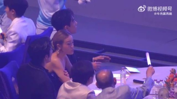 成龙肖战容祖儿玩偶互动，湾区升明月现场氛围热烈