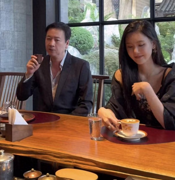 放过杨钰莹吧！一直碰瓷的赖文峰女友，这次人设崩塌：婚事或会黄