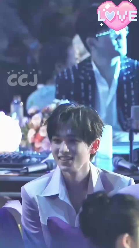 大湾区晚会小酒窝专门让佟丽娅带她去找找宋亚轩握手