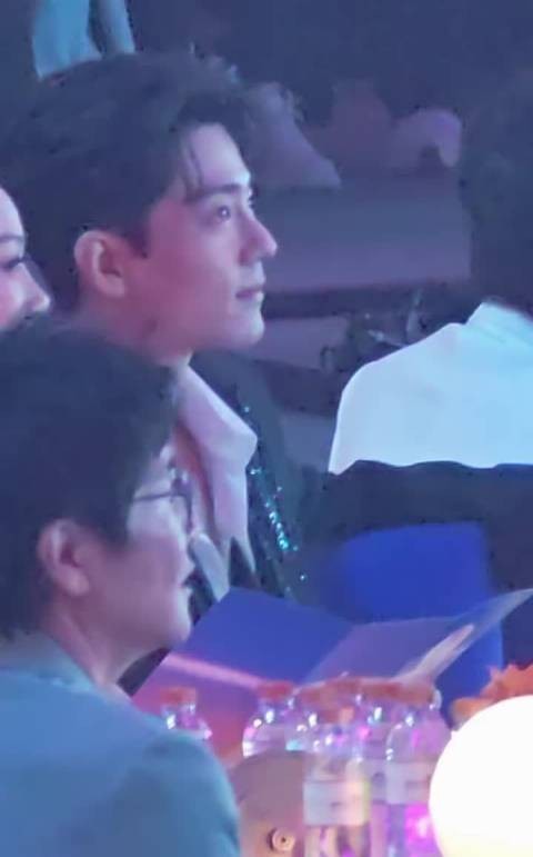 肖战观看沈佳润舞台直拍画面和谐