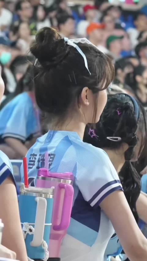 你是否喜欢这个视频中这个女孩，请投票 讨厌 喜欢 非常喜欢