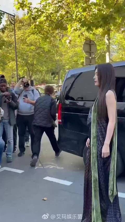 蔡文静巴黎大秀引轰动，外国友人惊呼OMG