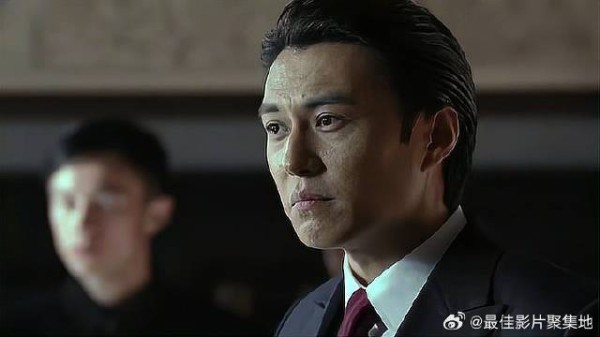 小兵抓了大姐，竟还说抓人不用证据，怎料明楼一枪崩了他