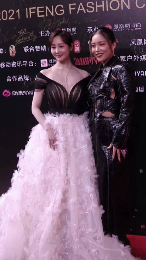 李纯马頔结婚王菊晒登记处合照