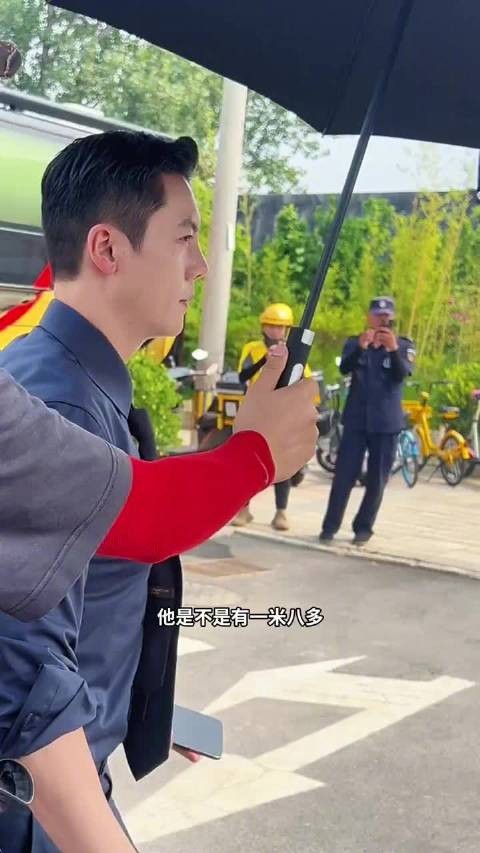 陈伟霆听到粉丝问身高立即回应有1米8