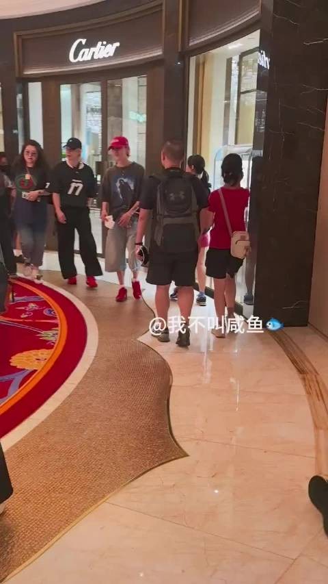 天呢 有人偶遇鹿晗,然后给鹿晗打招呼 鹿晗就这么水灵灵的回应了